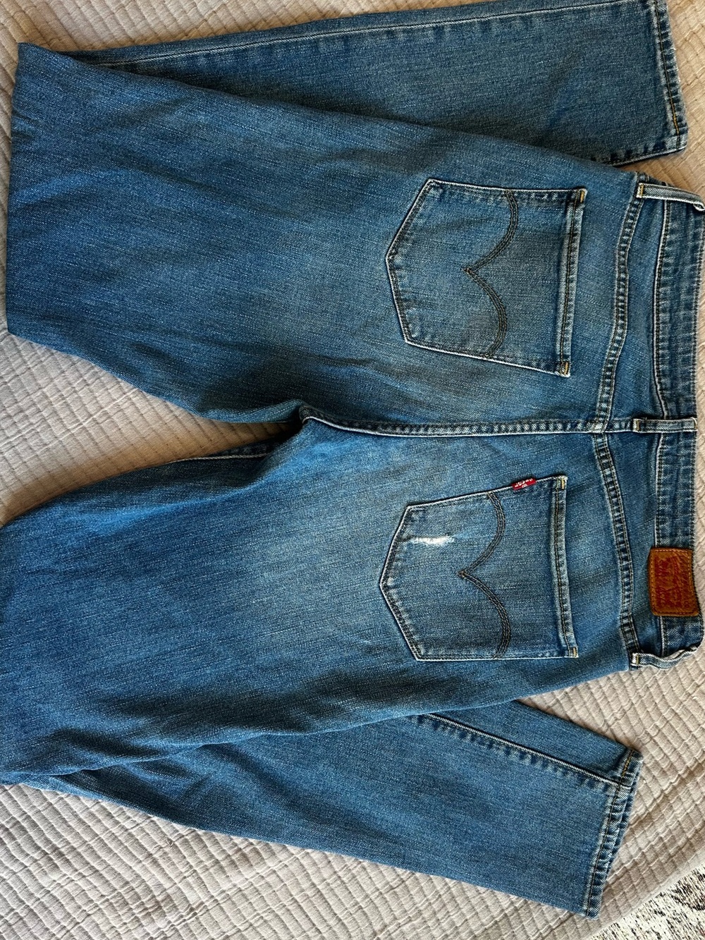 Women’s 721 High Rise Skinny Levi’s Jeans with Distressing on one knee